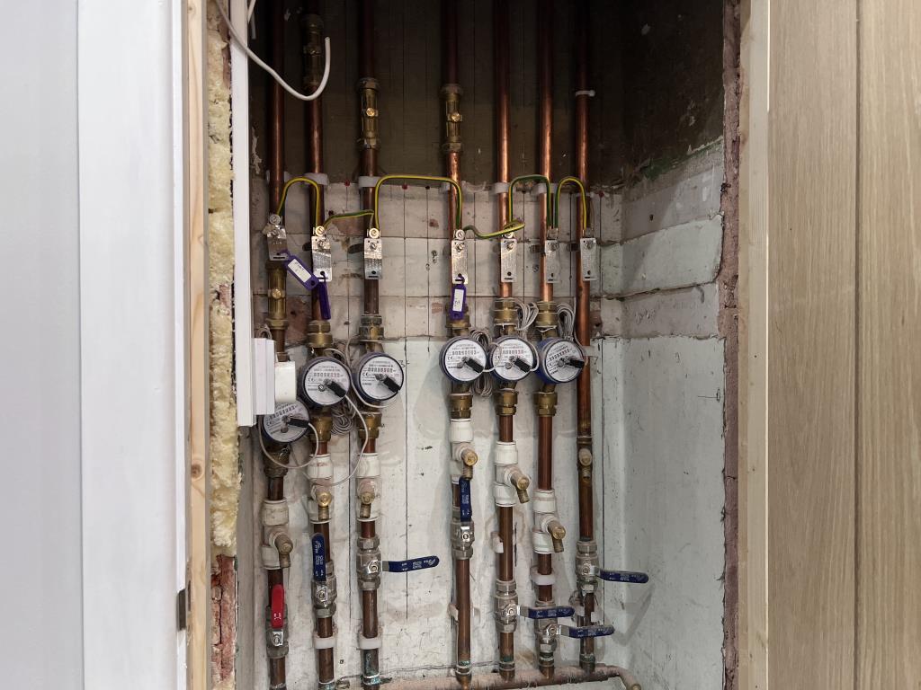 Lot: 53 - SIX-BEDROOM GUEST HOUSE FOR INVESTMENT - Communal cupboard showing split water supplies